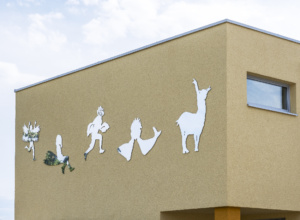 Kinder-Wunder-Garten: Fassade mit Spiegelfiguren
